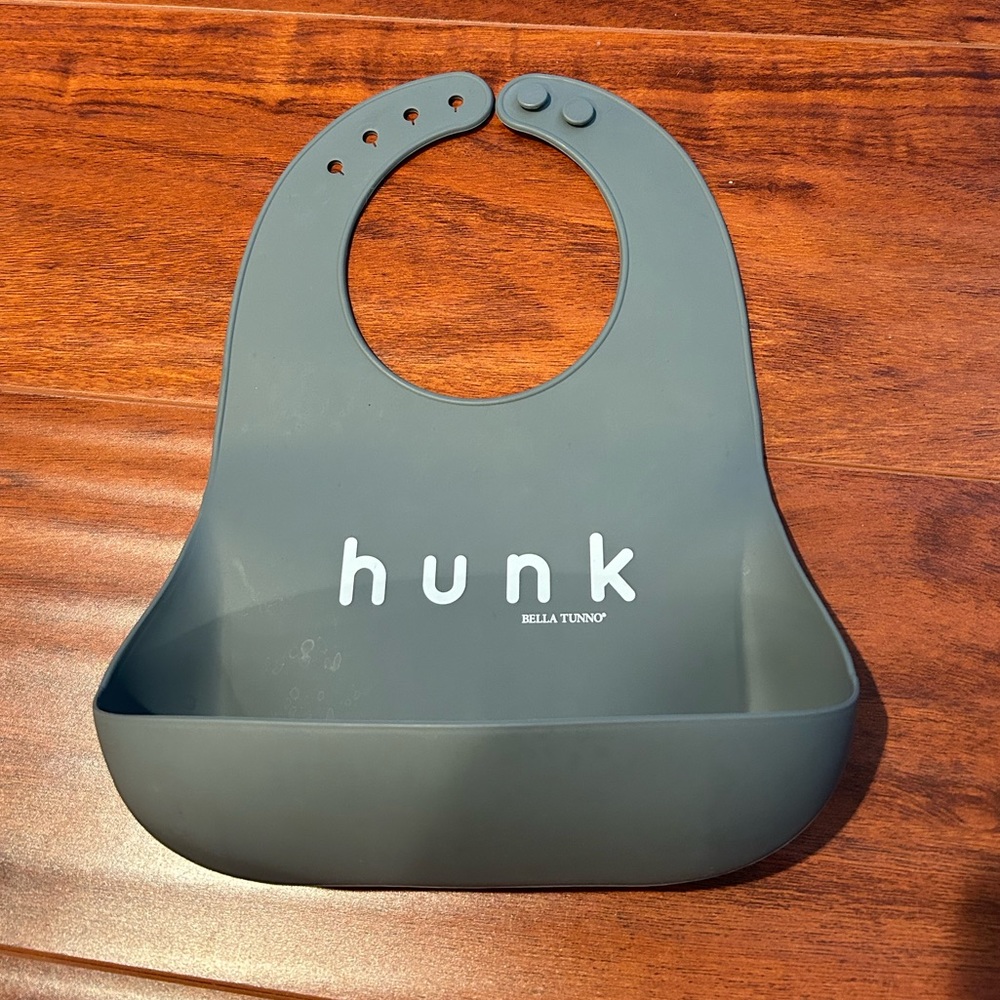 Bella Tunno silicone bib “Hunk”
